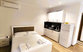 Hola Rooms